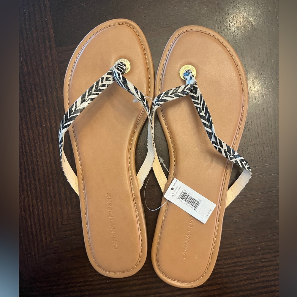 Banana Republic animal print leather flip flops, Sz 9. NWT